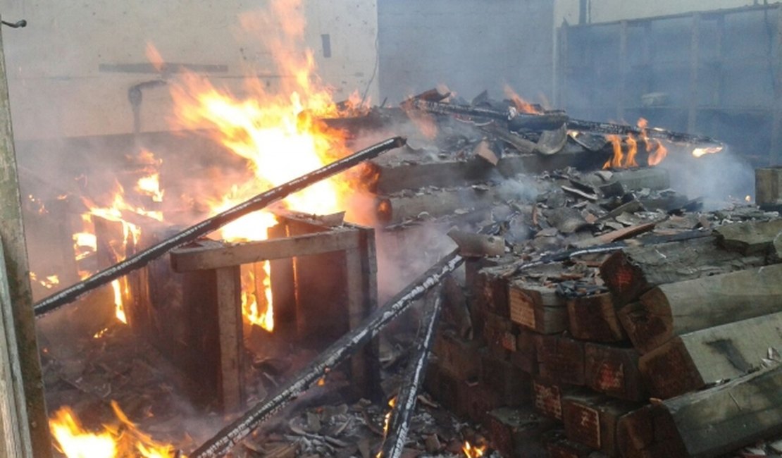 Usuários de drogas ateiam fogo em galpão da antiga estação ferroviária de Arapiraca