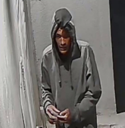 Câmeras flagram homem tentando arrombar casa no Baixão durante a madrugada