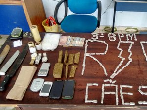 Policiais prendem suspeitos e apreendem droga e motocicleta roubada em boca de fumo