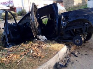Caminhonete desgovernada invade calçada e destrói ponto de ônibus 