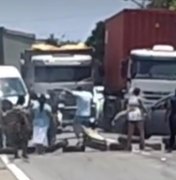 Moradores bloqueiam BR-104 por causa da falta d’água em Rio Largo