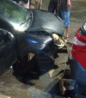 Carro perde controle e bate em veículo estacionado no Bosque das Arapiracas