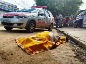 [Vídeo] Homem é morto a tiros após pegar filho na escola