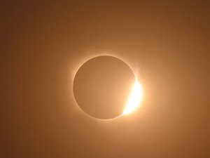 Fotógrafo brasileiro registra eclipse total na Espanha e flagra coroa solar