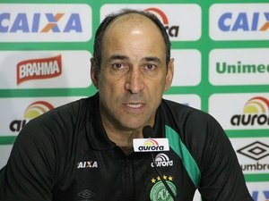 Após três derrotas e time no Z-4, Chape anuncia demissão de Vinicius Eutrópio