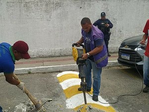 Prefeitura remove quebra-molas irregulares no Barro Duro