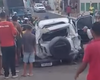 Acidente em Feira Grande deixa veículo destruído após colisão com árvore e poste