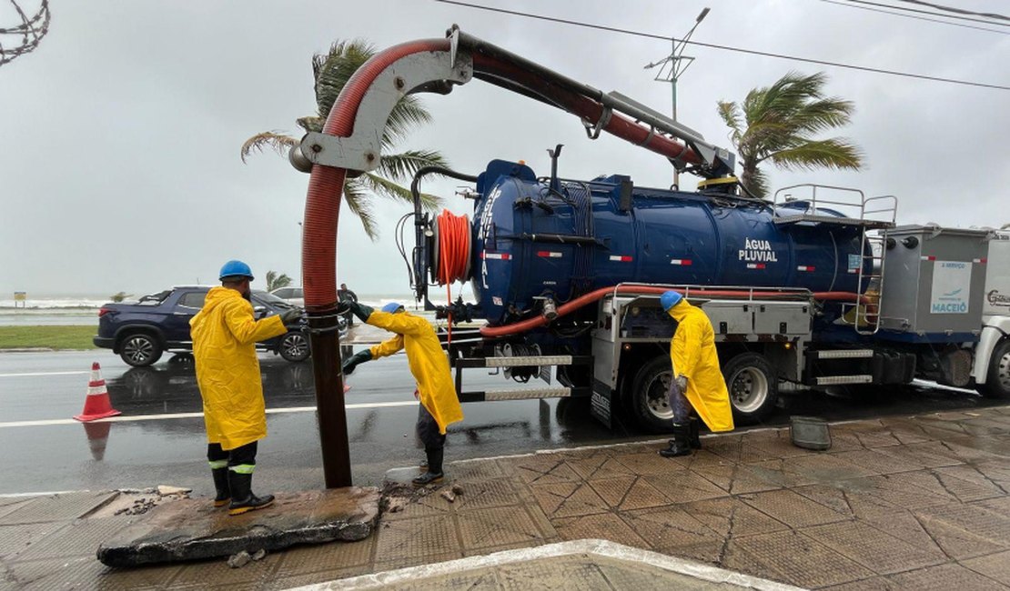 Prefeitura retira entulhos para desobstruir galerias durante as chuvas em Maceió