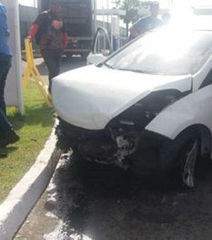 Após capotamento, carro atropela jovem em calçada na Av. Gustavo Paiva  