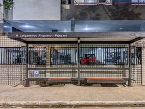 Prefeitura instala novo abrigo de ônibus na Rua Jangadeiros Alagoanos, na Pajuçara