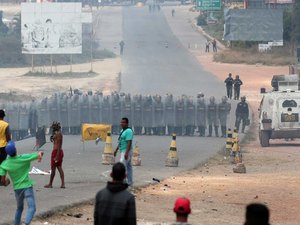 Militares venezuelanos voltam a atacar manifestantes do lado do Brasil