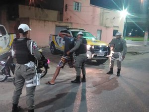 Homem com sinais de embriaguez fura blitz e é preso em Arapiraca