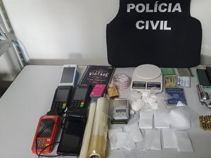 [Vídeo] Operação da polícia apreende arma, munições e mais de 50 cartões bancários em Arapiraca