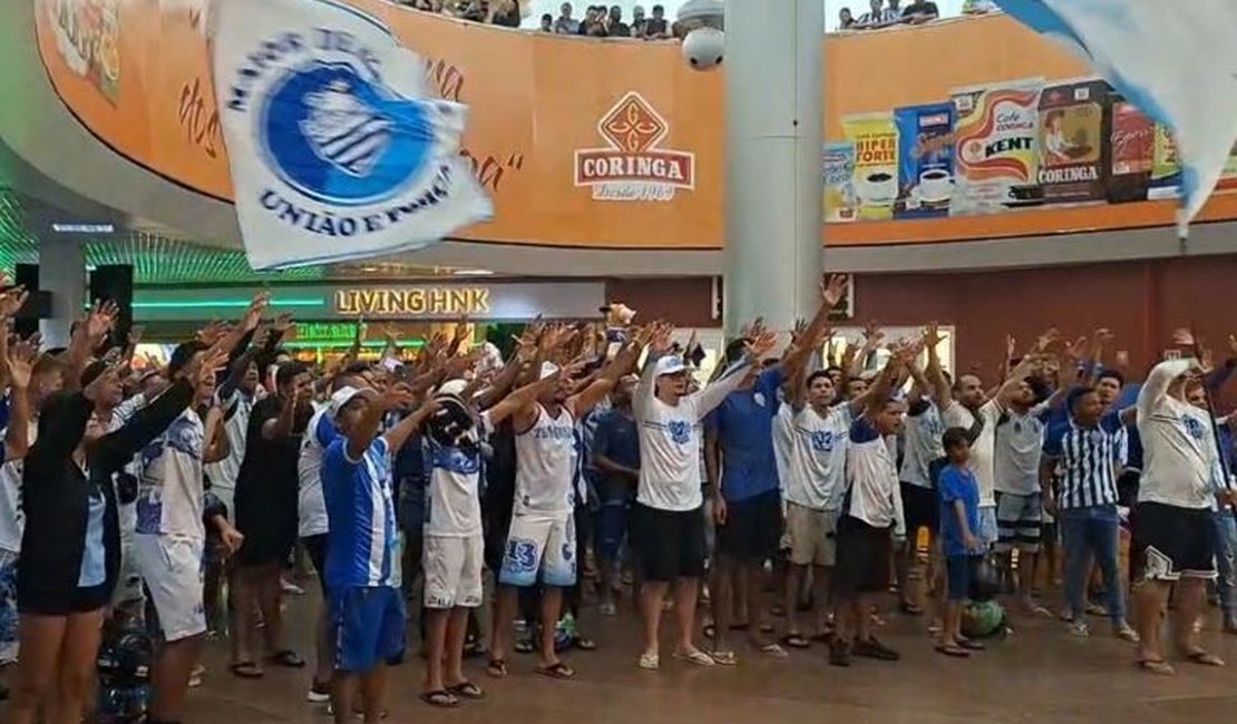 Torcida azulina recepciona delegação do CSA com festa em aeroporto