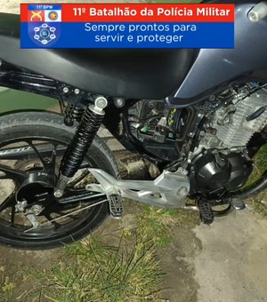 Homem é detido por pilotar moto sem carteira de habilitação e perturbar o sossego alheio em Penedo