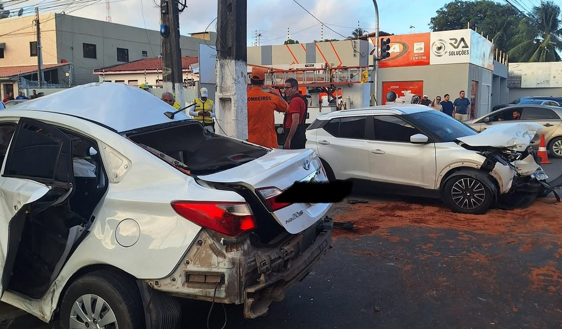 Acidente entre dois carros deixa pessoas feridas e uma presa às ferragens no Poço