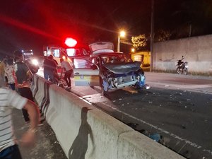 Colisão entre carros e moto deixa trânsito comprometido na rodovia AL-110, em Arapiraca