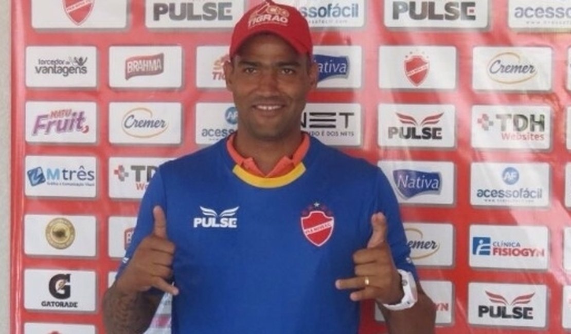 Goleiro com 6 dedos em uma mão ouve piadas