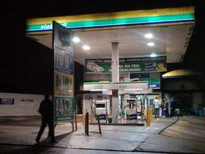 Vigilante de posto de combustível é trancado em banheiro durante assalto