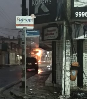 [Vídeo ] Poste em frente a fachada de escola pega fogo e danifica rede de energia 