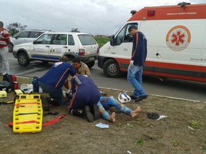 [VÍDEO] Condutora de cinquentinha fica ferida em colisão na AL-220 em Arapiraca