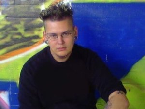 Homem choca ao remover orelhas para ter aparência de caveira