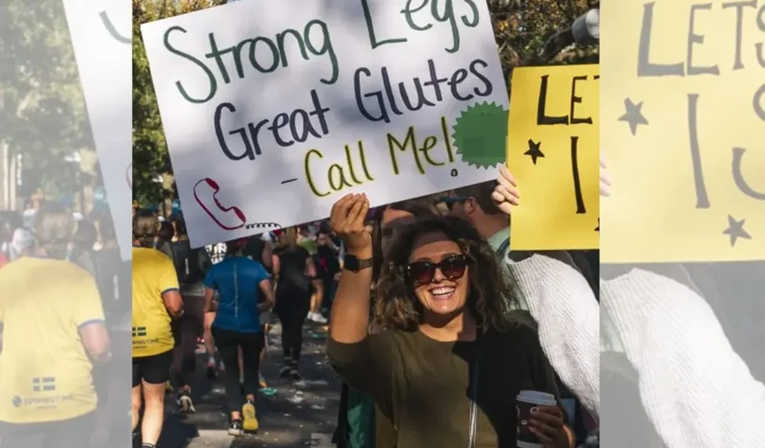 Durante maratona, mulher exibe cartaz com telefone em busca de um amor
