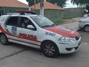 Homem ameaça atear fogo em viatura da polícia e é preso