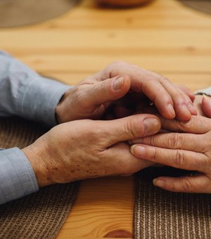 Casal morre no mesmo dia após 50 anos de união: 'Como se soubessem..'