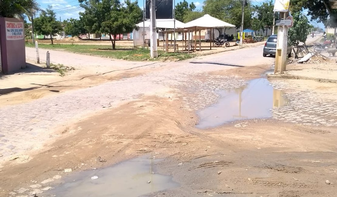 [Vídeo] Falta de pavimentação e esgoto a céu aberto causam transtornos no Planalto e Massaranduba