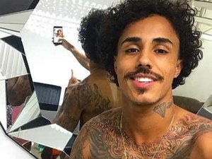 MC Livinho ostenta 'bolo' de dinheiro: 'Fruto do trabalho'