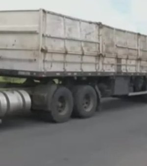 Ciclista morre após ser atropelada e esmagada por carreta no Eustáquio Gomes, em Maceió