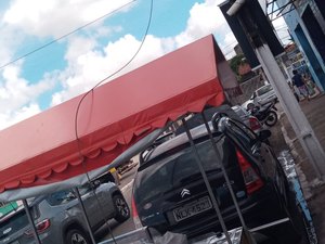 Fio de alta tensão cai em carrinho de lanche, no Centro de Arapiraca