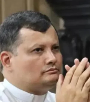 Padre José Adeilton caiu do telhado de residência e torceu o pé direito