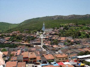 Criminosos invadem estabelecimento e furtam aparelhos eletrônicos 