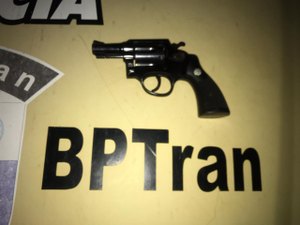 Após troca de tiros, polícia apreende arma e criminoso escapa no Trapiche  