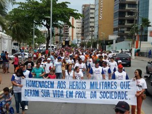 Policiais militares e bombeiros fazem caminhada para cobrar reposição salarial