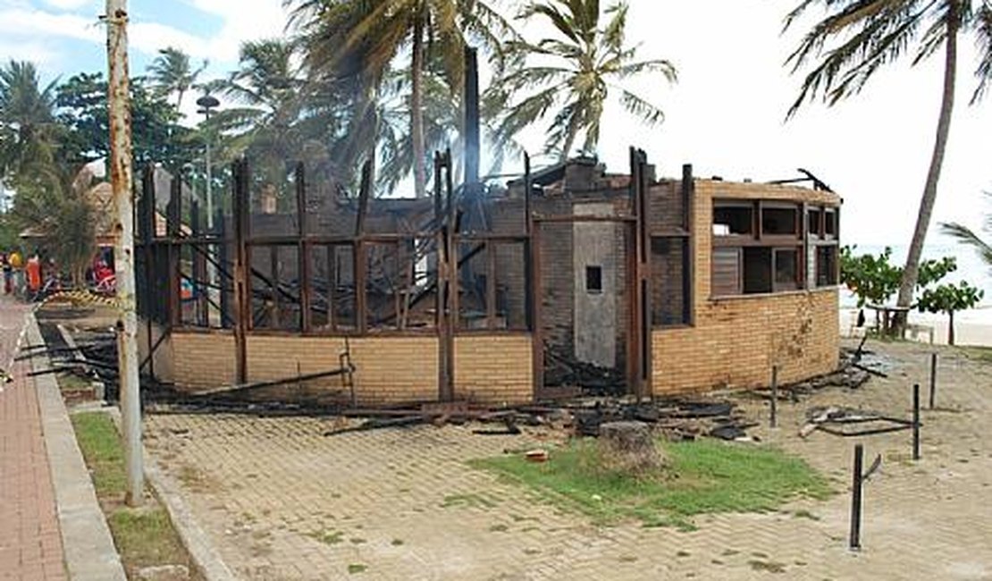 Barraca de praia pega fogo na orla de Ponta Verde