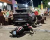 Carro conduzido por médico atinge moto e comércios ao invadir calçadão em Feira Grande