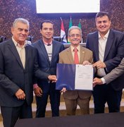 Prefeito Carlos participa da adesão de Rio Largo ao Programa Moradia Legal