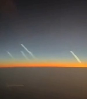 Explosões vistas de avião em Dubai revelam ataque do Irã a Israel nesta segunda