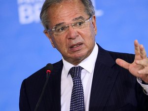 Vamos renovar o auxílio emergencial por mais dois ou três meses, diz Guedes