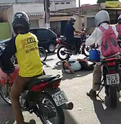 [Vídeo] Motorista atropela motociclista e foge na Benjamim Freire, em Arapiraca