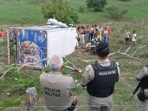 Motorista perde o controle e caminhão cai  em ribanceira