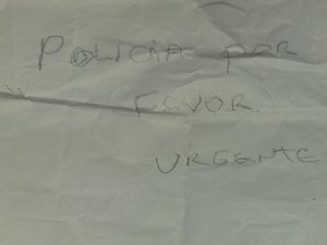 Mulher em cárcere privado é resgatada pela polícia após entregar bilhete de 'socorro' a criança