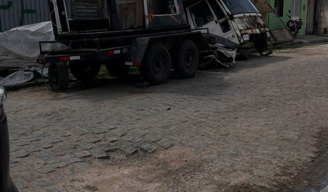 Moradores denunciam ocupação de rua por sucata e risco de acidentes em Arapiraca