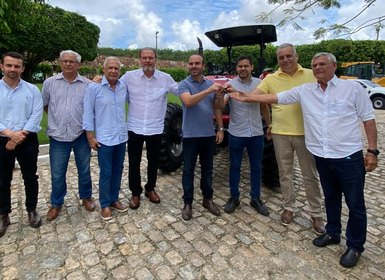 Alfredo Gaspar entrega trator e reforça apoio ao pequeno produtor em Rio Largo