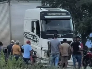 Motociclista é arrastado por carreta e sobrevive após acidente na BR- 423, em Ouro Branco
