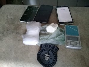 Jovem é preso traficando droga em beco no bairro de Bebedouro