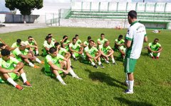 Gilmar Batista conversa com jogadores do Murici